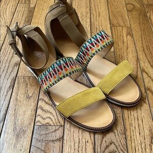 Frye &Co Colorful Sandals with Rainbow Embroidered and Suede Yellow Strap